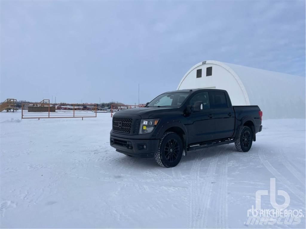 Nissan TITAN Пікапи / Бічне розвантаження