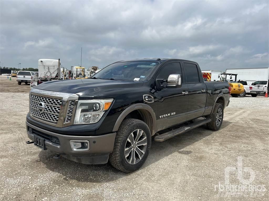Nissan TITAN Пікапи / Бічне розвантаження