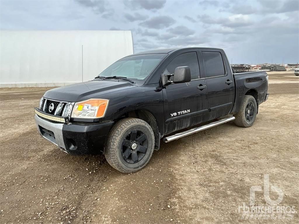 Nissan TITAN Пікапи / Бічне розвантаження