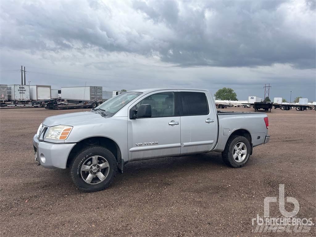 Nissan TITAN Пікапи / Бічне розвантаження