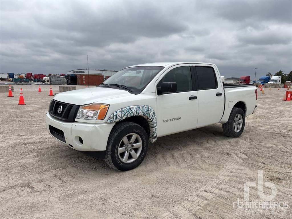Nissan TITAN Пікапи / Бічне розвантаження
