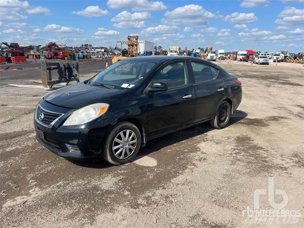Nissan VERSA Автомобілі