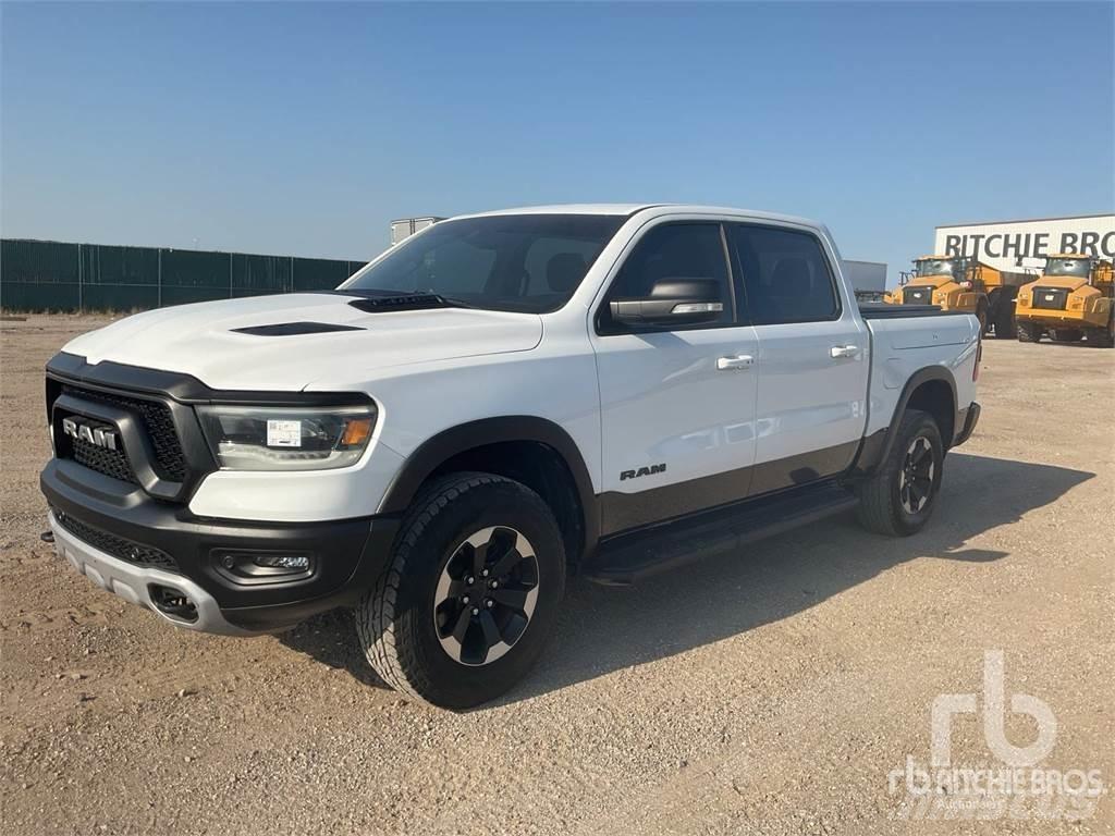 RAM 1500 Пікапи / Бічне розвантаження