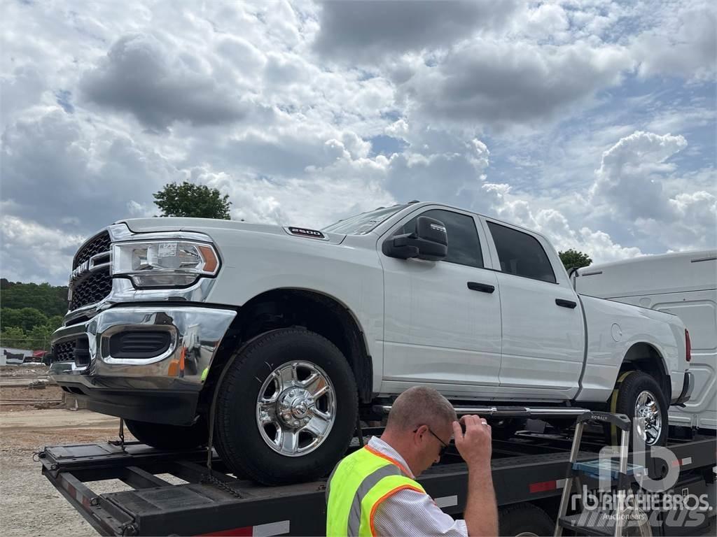 RAM 2500 Пікапи / Бічне розвантаження