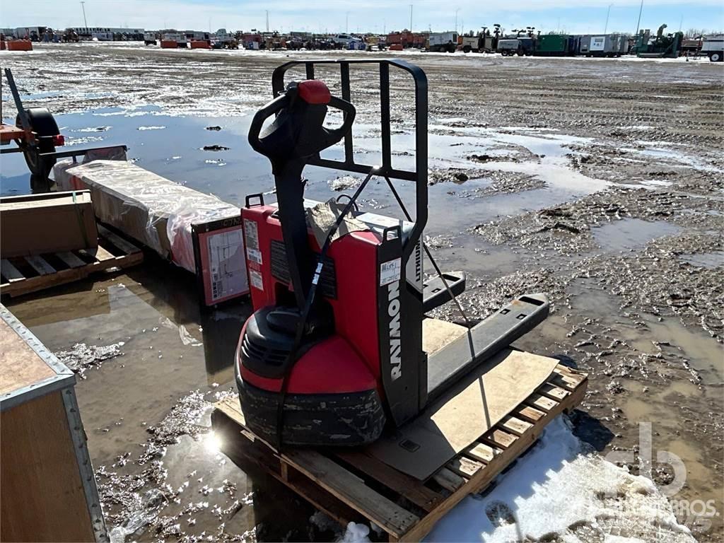Raymond 8250 стелажі складські