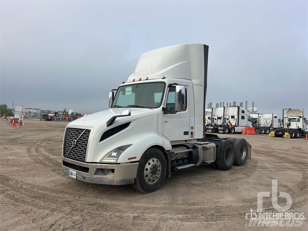 Volvo VNL300 Тягачі