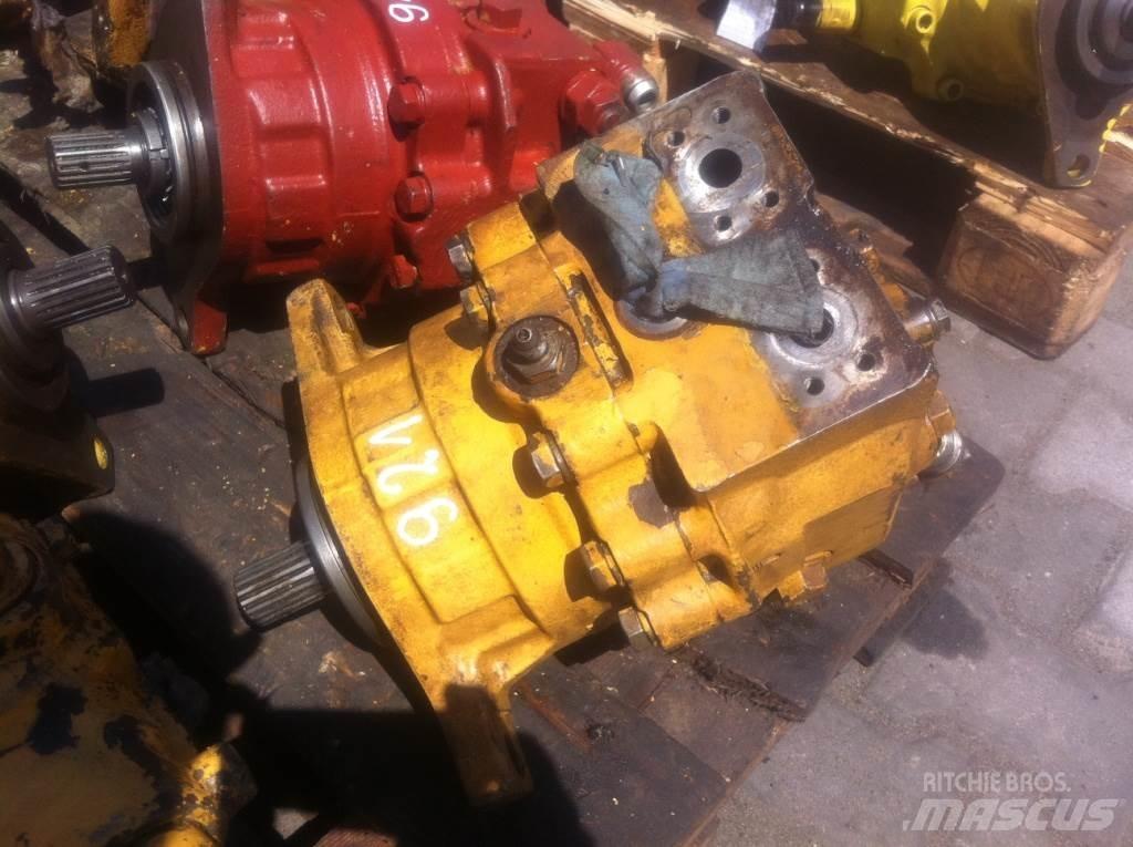 Komatsu E215... Двигуни