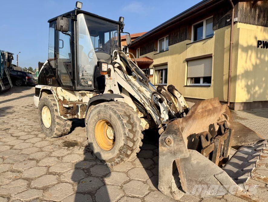 CAT 906 Фронтальні навантажувачі