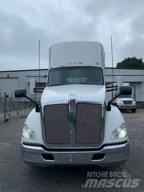 Kenworth T680 Тягачі