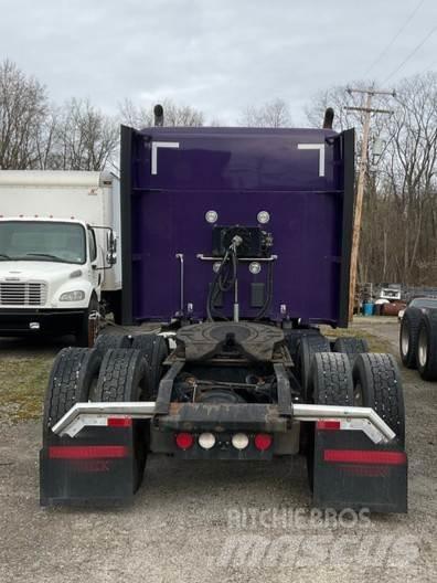Kenworth T880 Тягачі