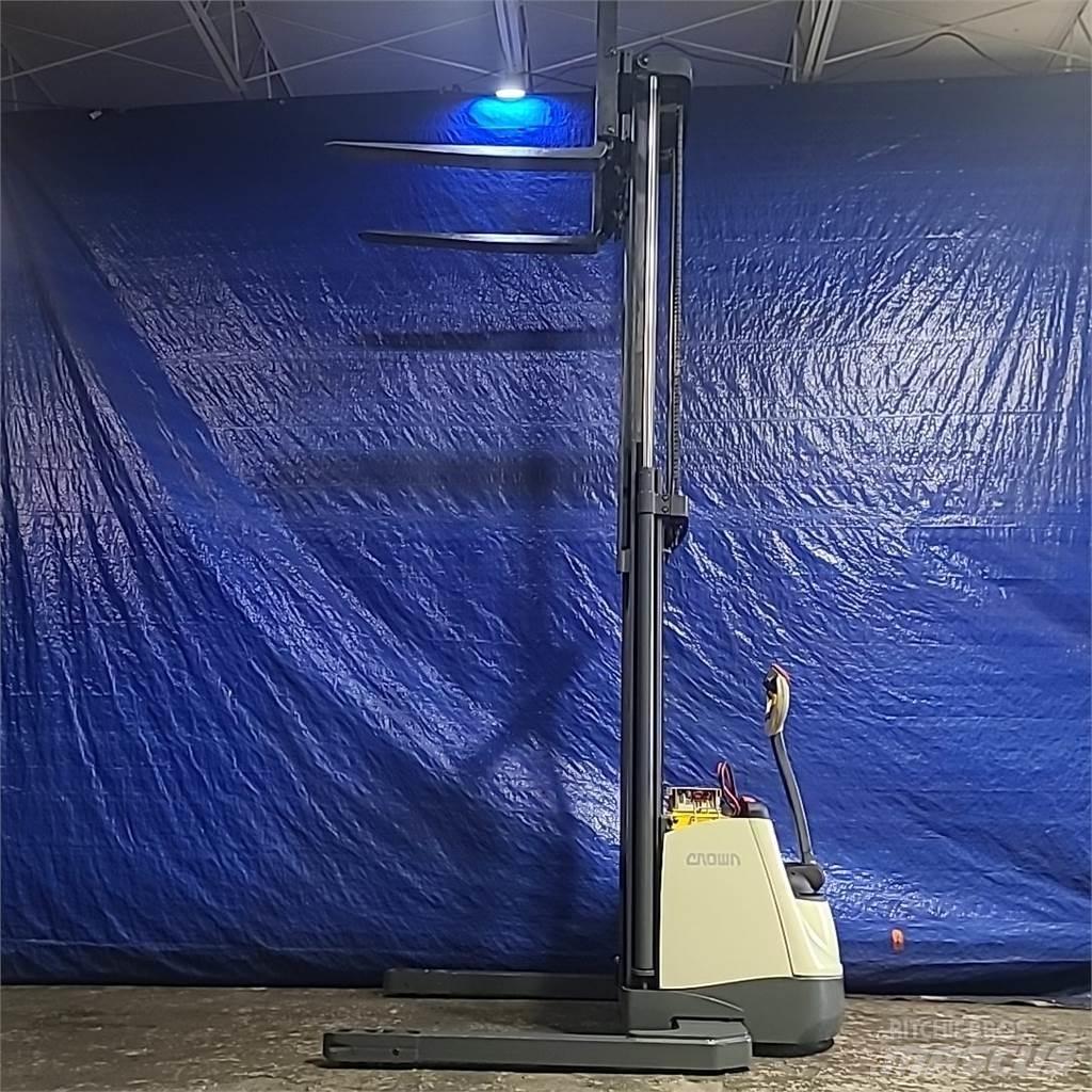 Crown SX3000-40 Самохідні електроштабелери