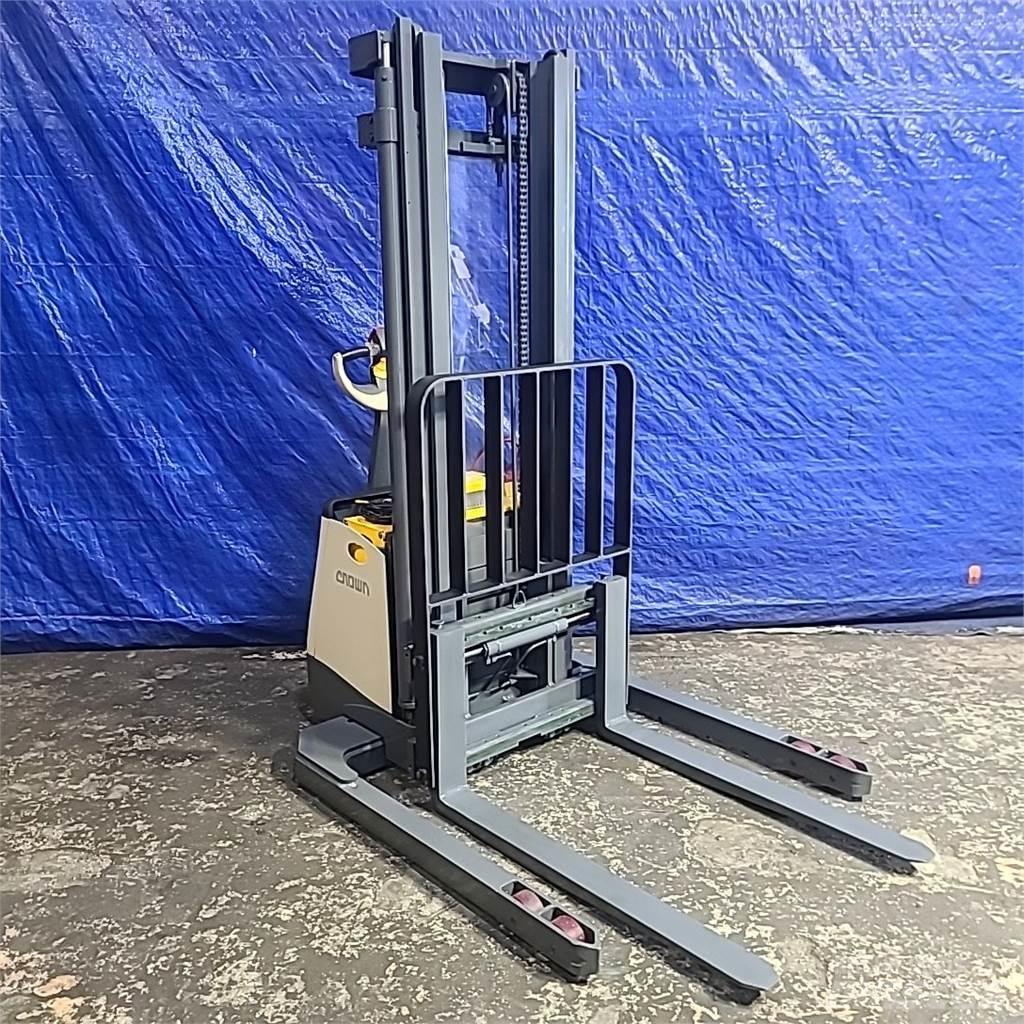 Crown SX3000-40 Самохідні електроштабелери
