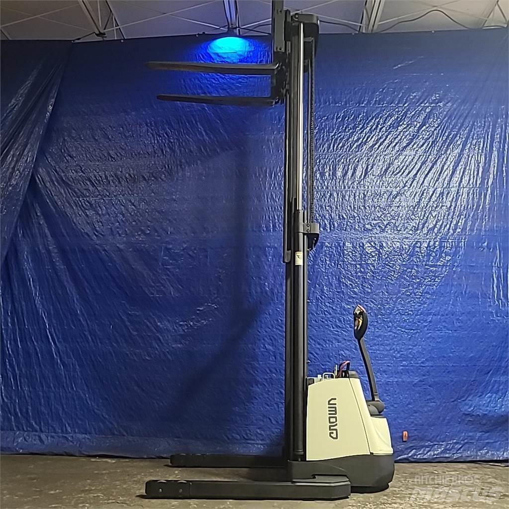 Crown SX3000-40 Самохідні електроштабелери