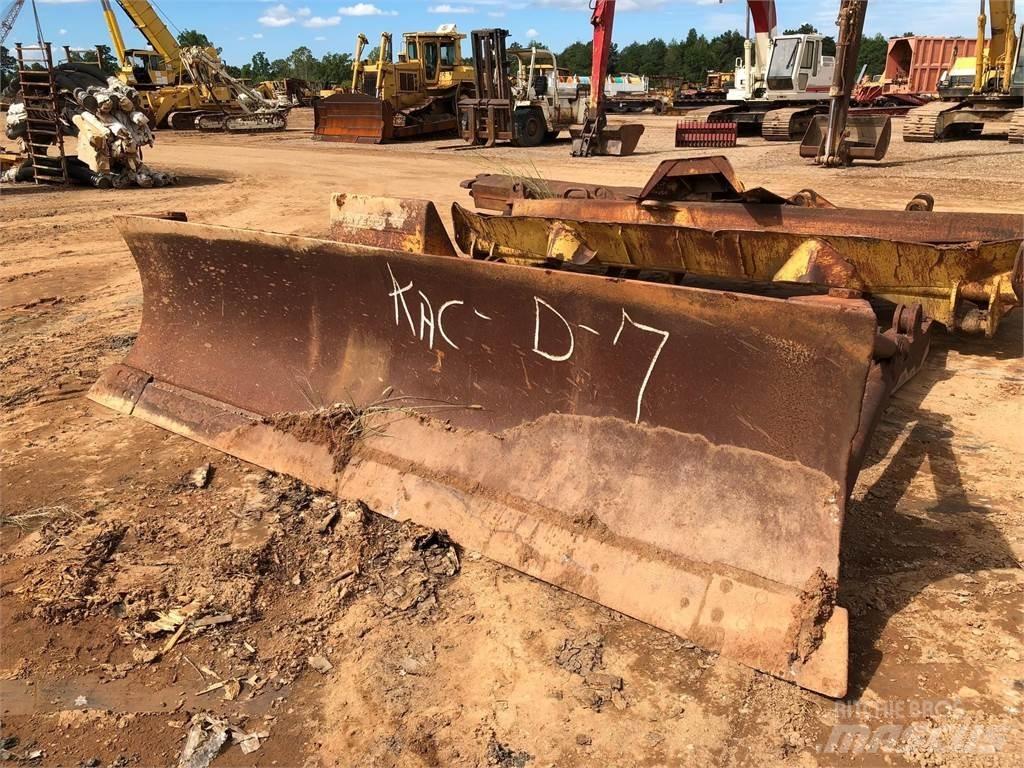 CAT D7 Леміші