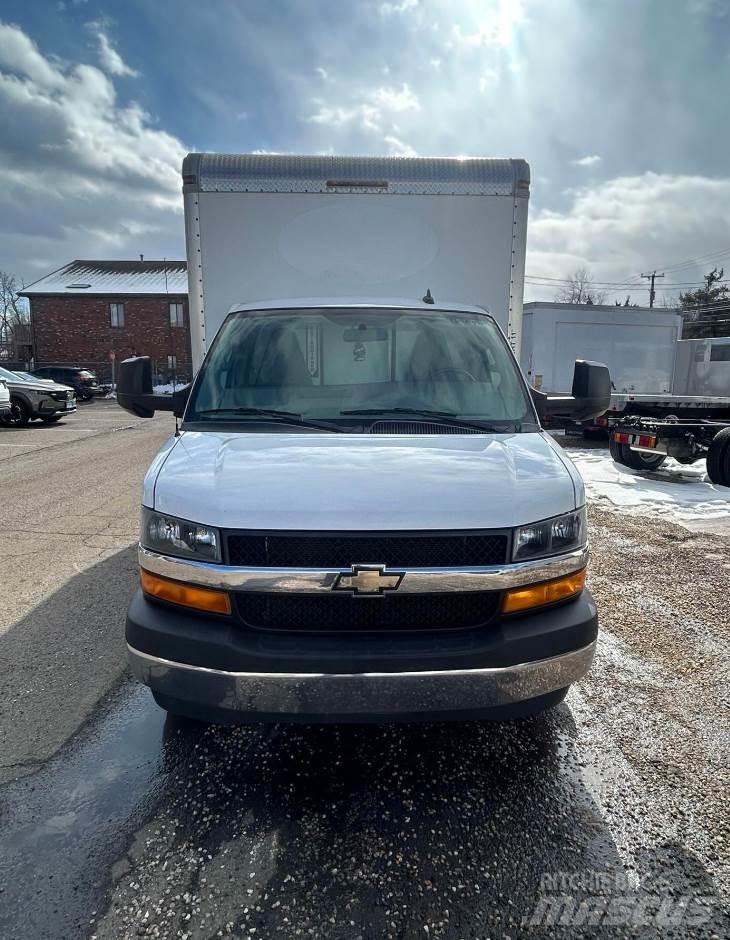 Chevrolet 3500 Фургони