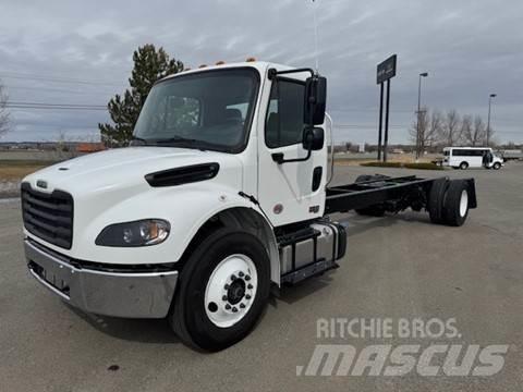 Freightliner M2 106 Тягачі