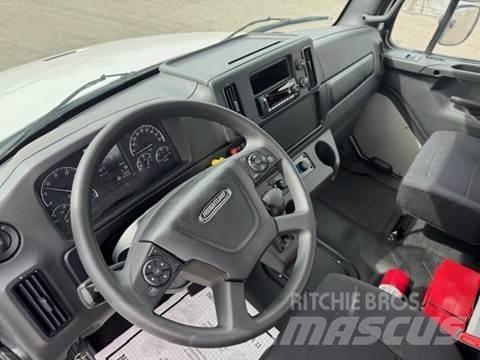 Freightliner M2 106 Тягачі