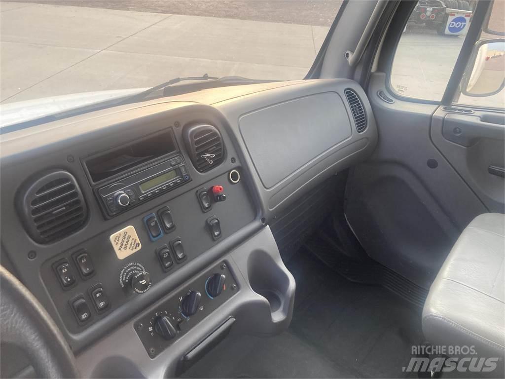 Freightliner M2 106 Шасі з кабіною