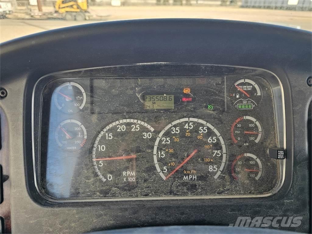 Freightliner M2 106 Тягачі