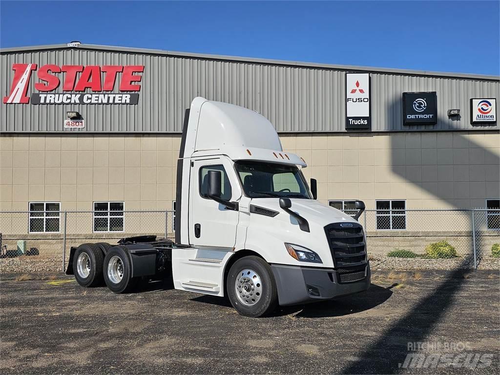 Freightliner PE116DC Тягачі