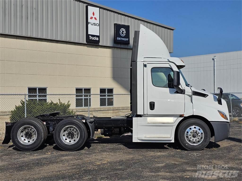 Freightliner PE116DC Тягачі