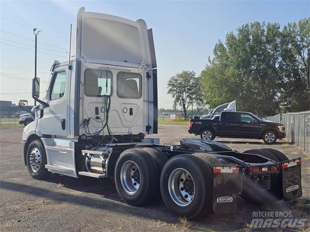 Freightliner PE116DC Тягачі