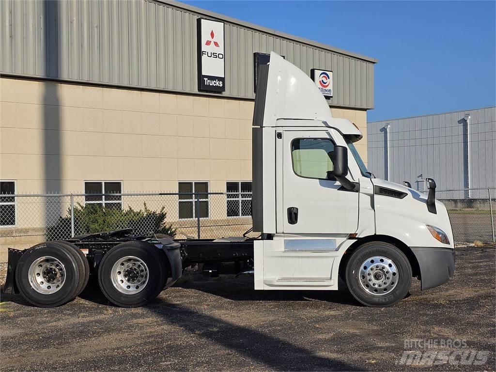 Freightliner PE116DC Тягачі