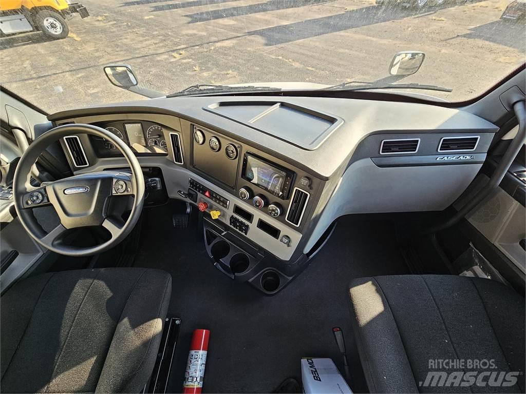 Freightliner PE116DC Тягачі