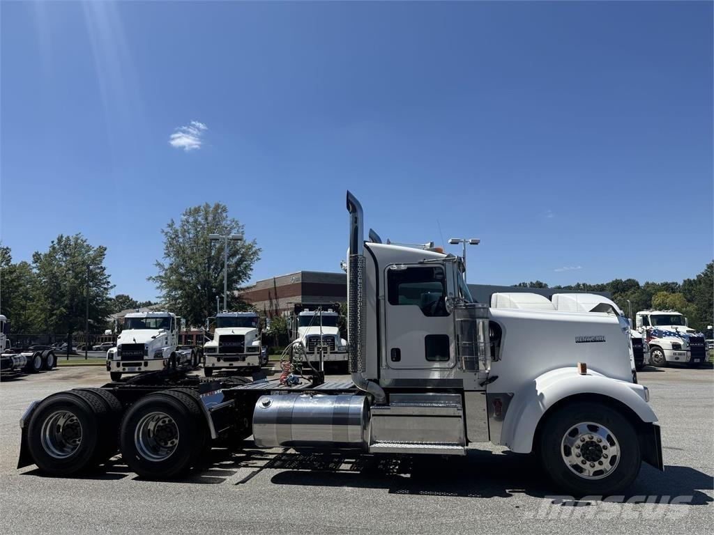 Kenworth W900 Тягачі