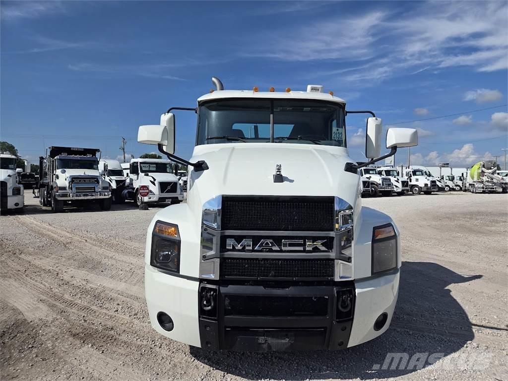Mack AN64T Тягачі
