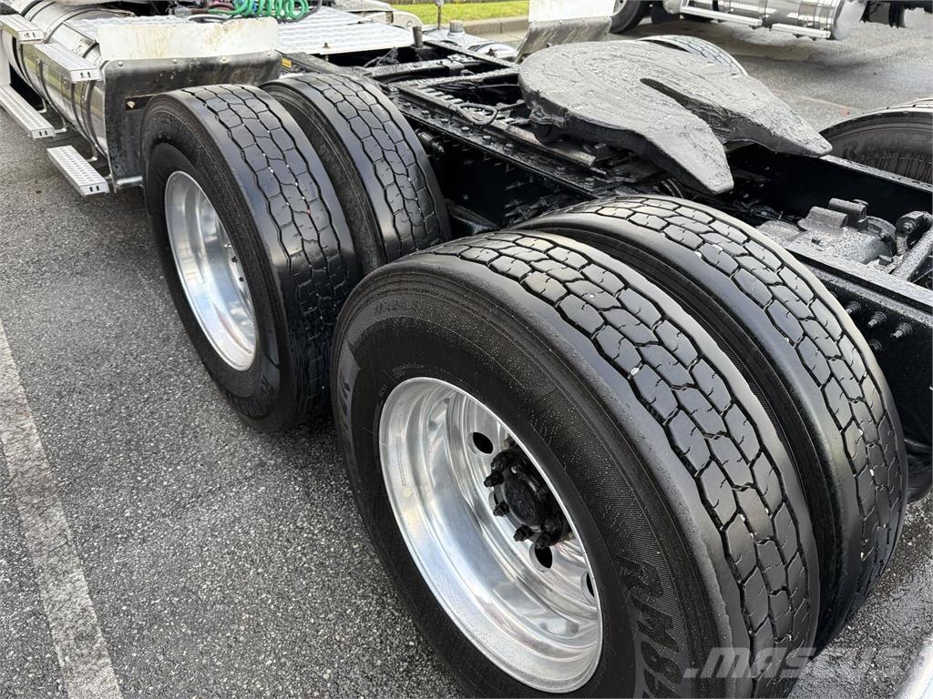 Mack CHU613 Тягачі