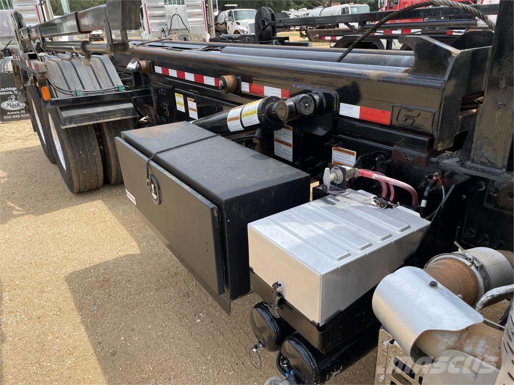 Mack GR64B Вантажівки / спеціальні