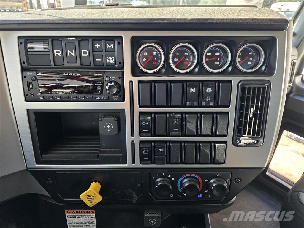 Mack GR64B Самоскиди