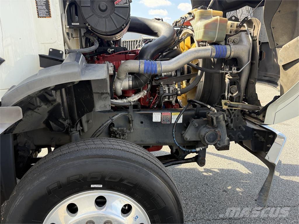 Mack GR64B9 Тягачі