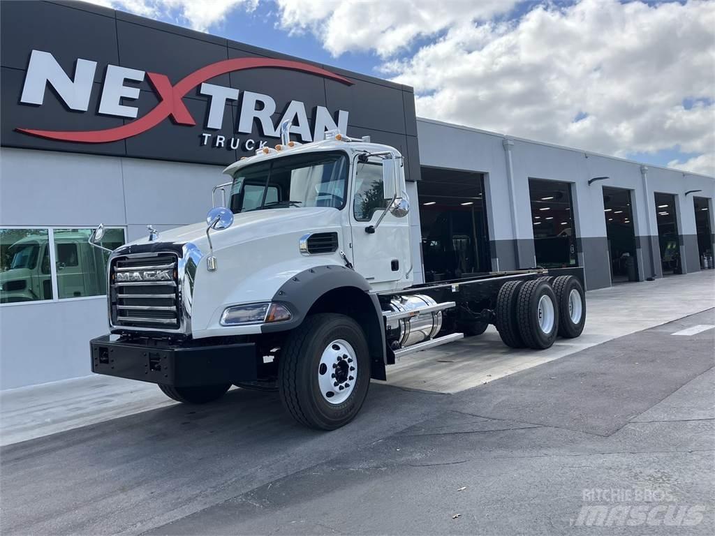 Mack GR64BRX Шасі з кабіною