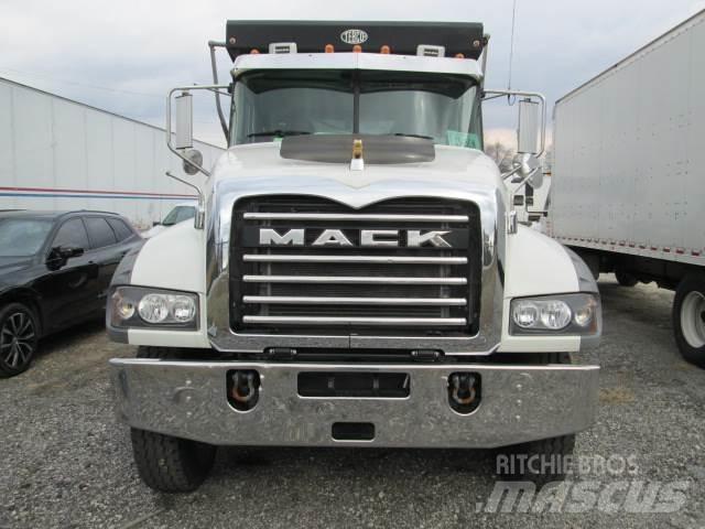 Mack GR64F Самоскиди