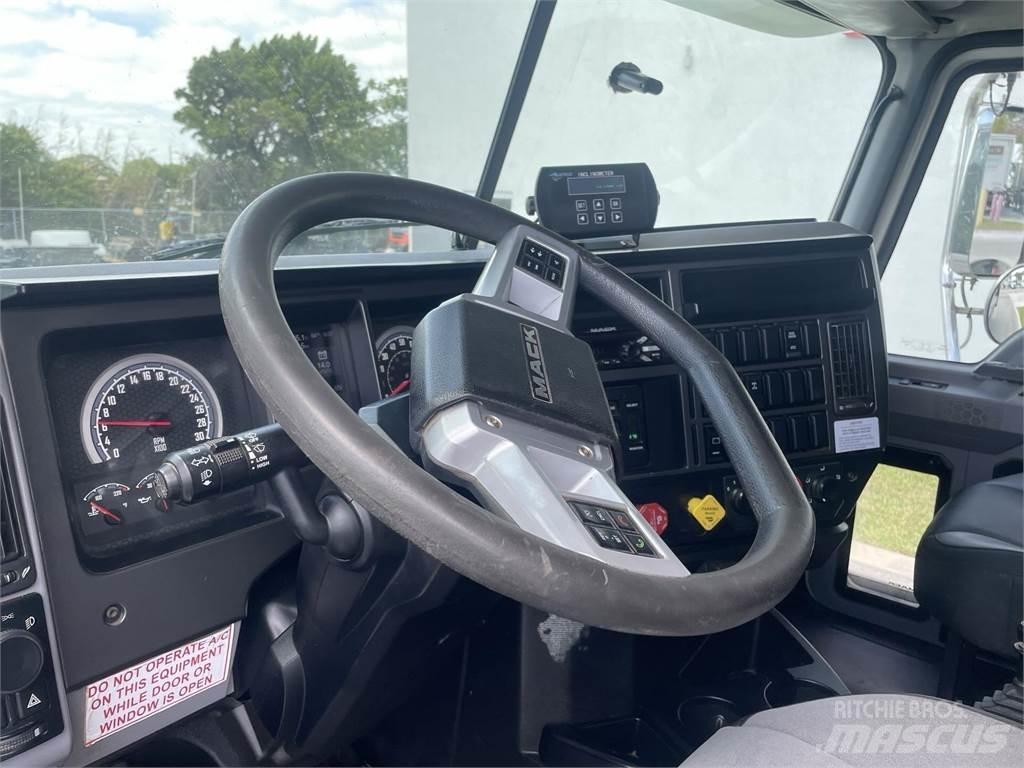 Mack GR64F Самоскиди