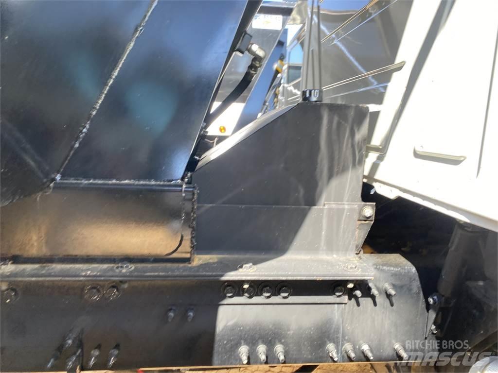 Mack GR64F Самоскиди