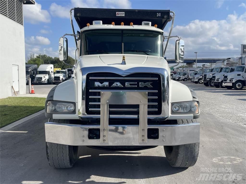 Mack GR64F Самоскиди