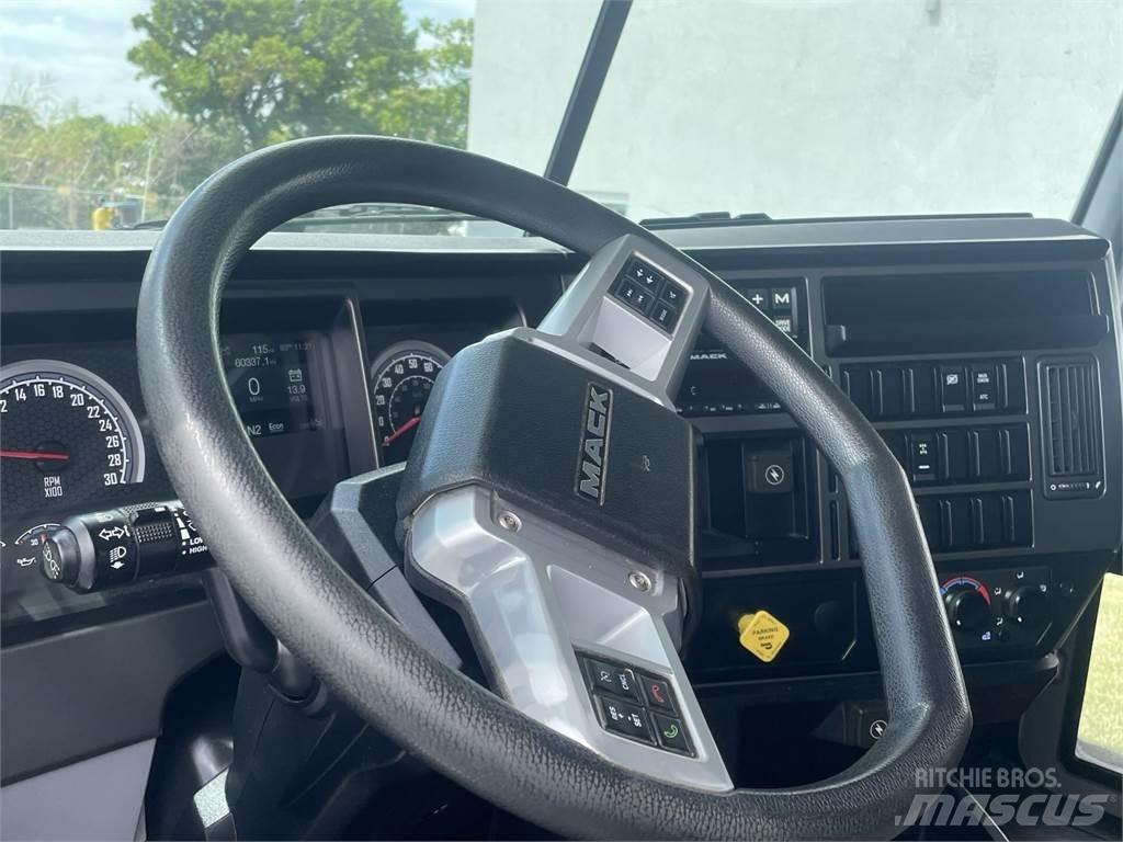 Mack GR64F Самоскиди