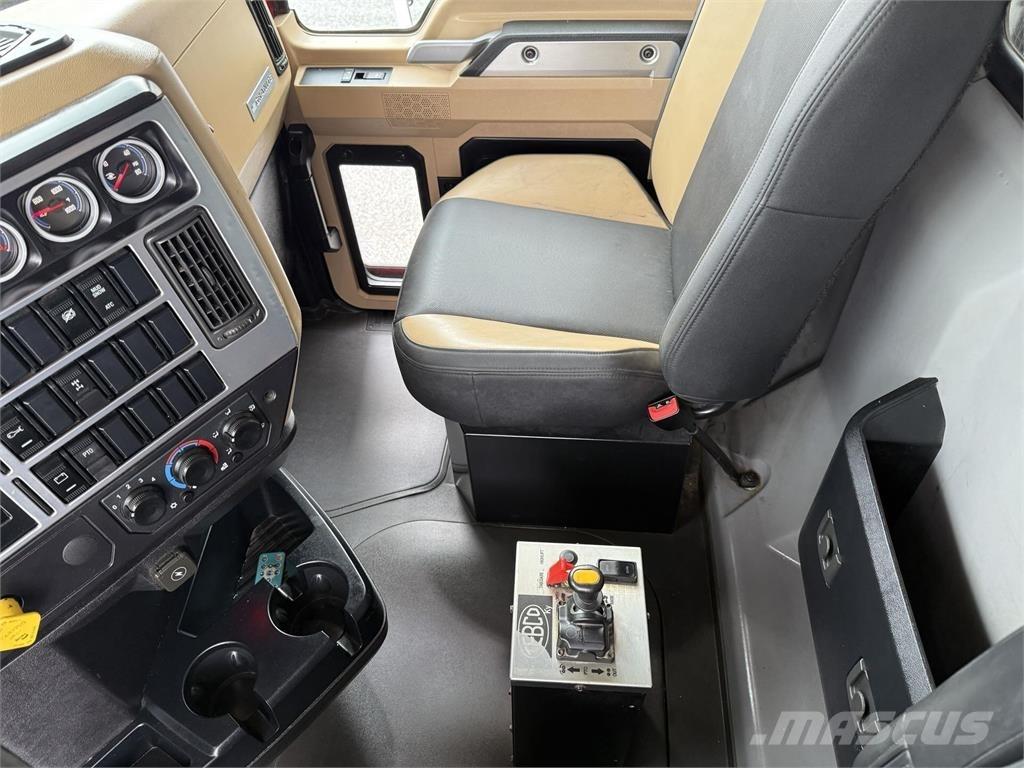 Mack GR64F Самоскиди