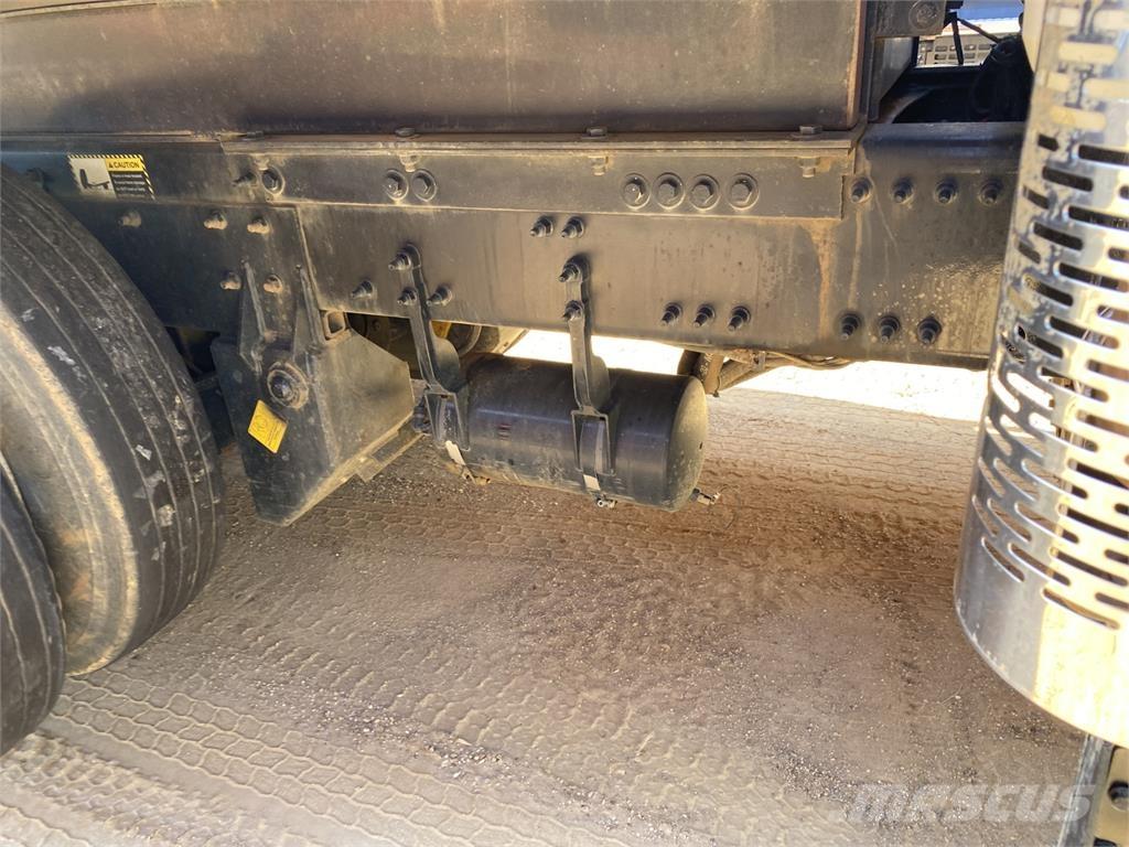 Mack GR64F Самоскиди