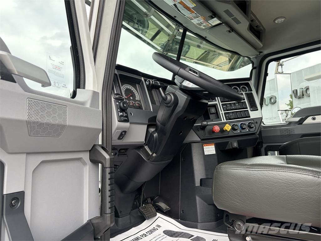 Mack GR64FT Тягачі