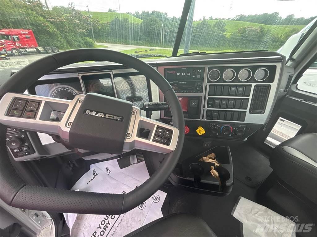 Mack GR64FT Тягачі