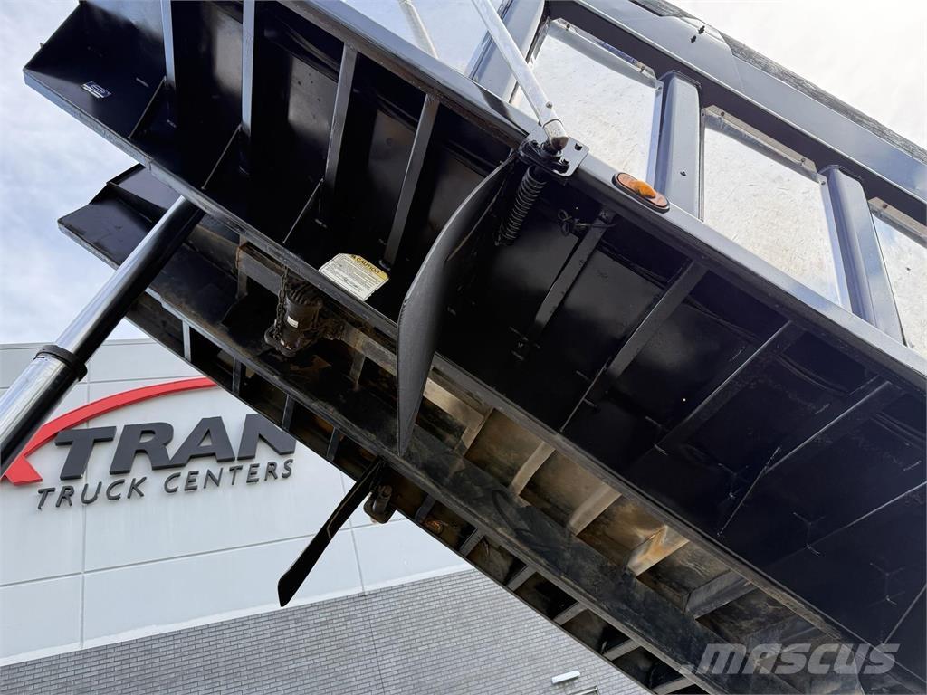 Mack GU713 Самоскиди