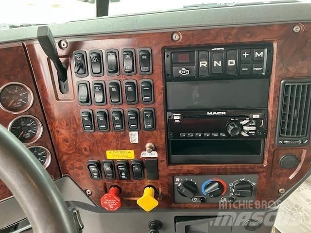 Mack GU800 Шасі з кабіною