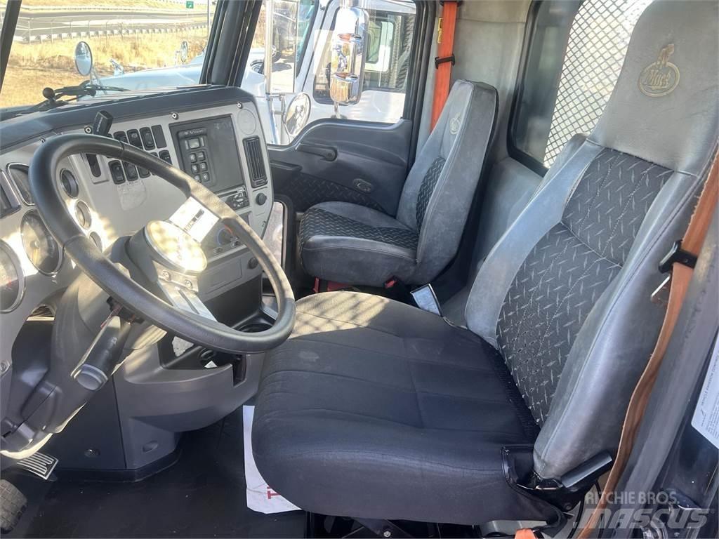 Mack GU813 Вантажівки / спеціальні