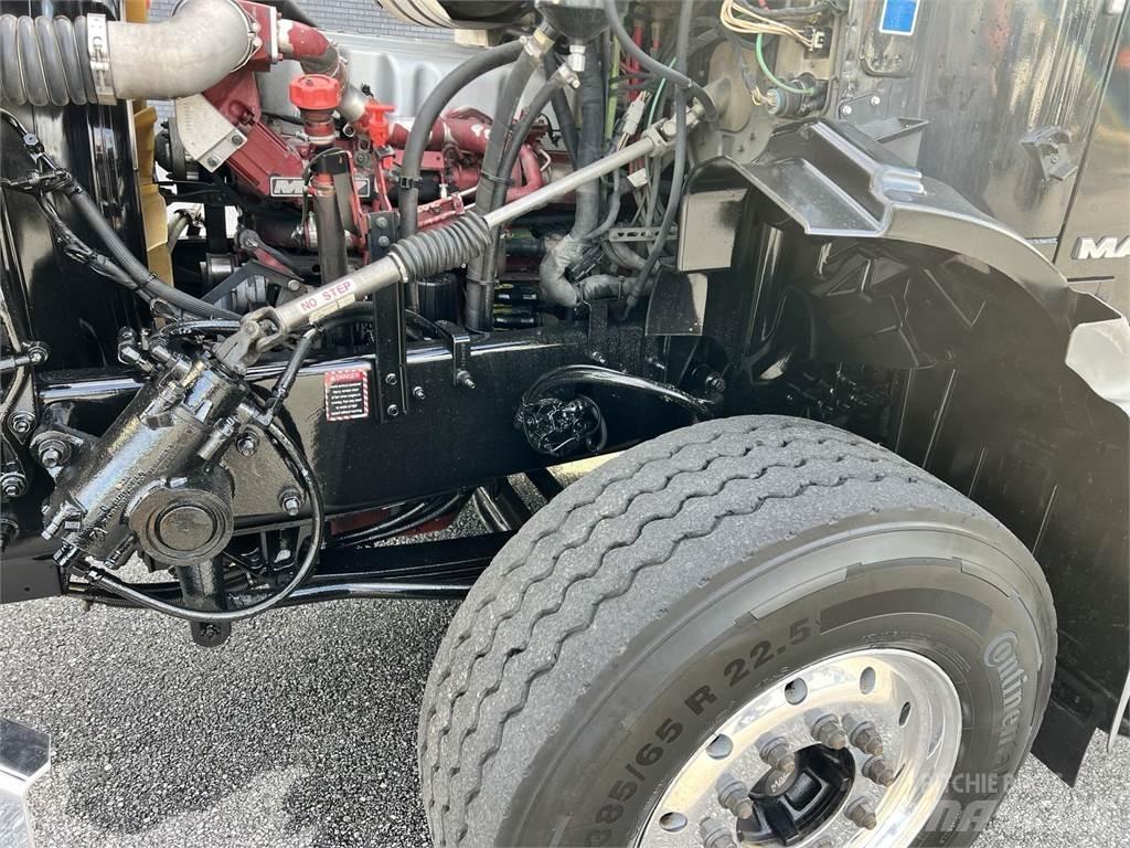 Mack GU813 Вантажівки / спеціальні
