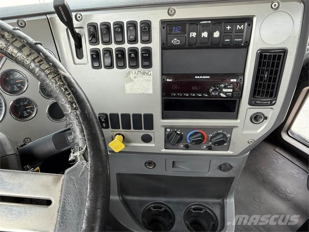 Mack GU813 Вантажівки / спеціальні