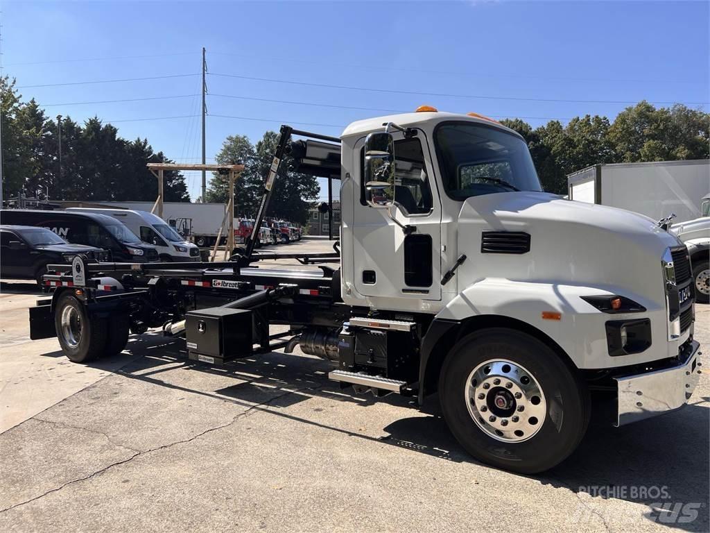 Mack MD7 42R Шасі з кабіною
